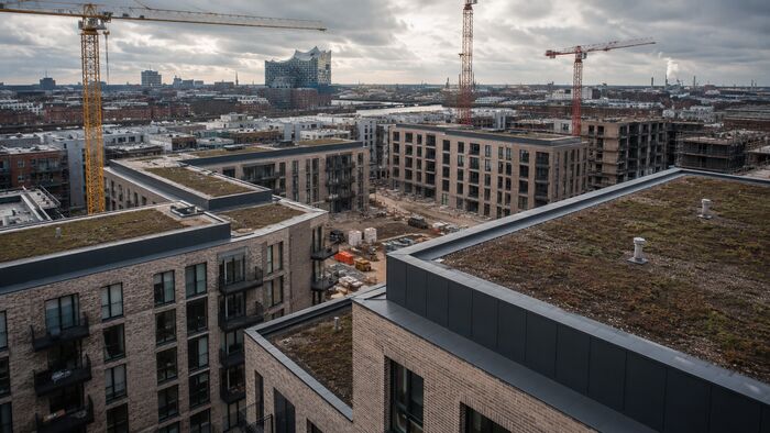 Attikaabdeckung aus Metall auf einem Neubau