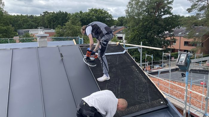 Auszubildender der RK Bauklempnerei bei der Arbeit