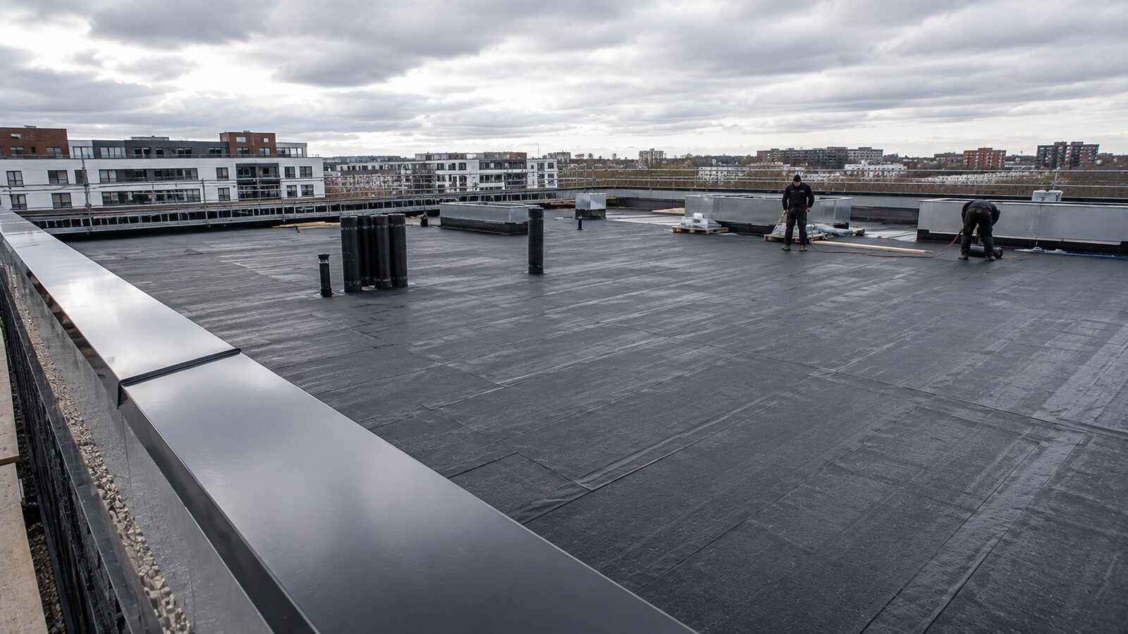 Flachdach eines Großprojekts mit Attikablechen – Komplettpaket der RK Bauklempnerei