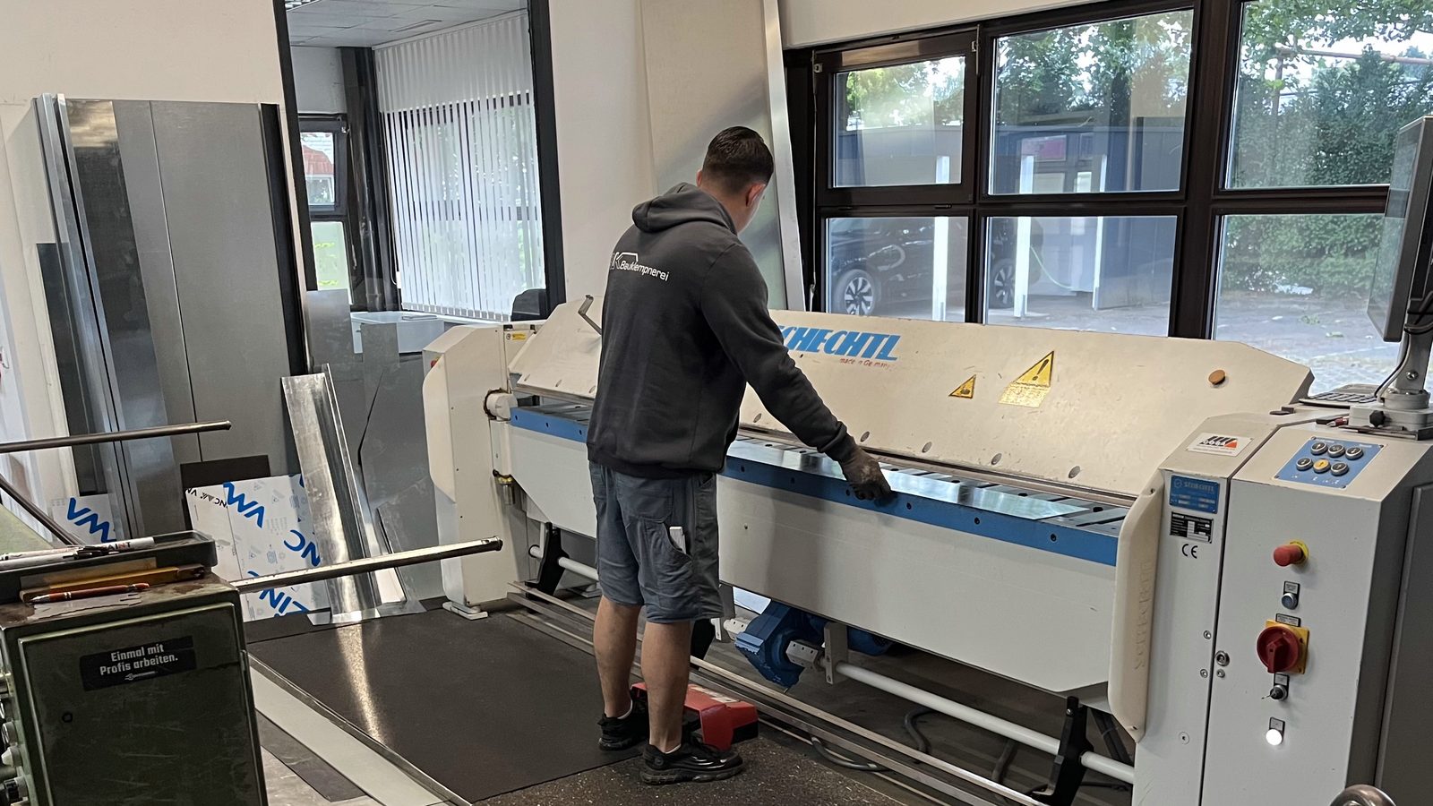 Digital gesteuerte Kantbank in der Produktion der RK Bauklempnerei Hamburg