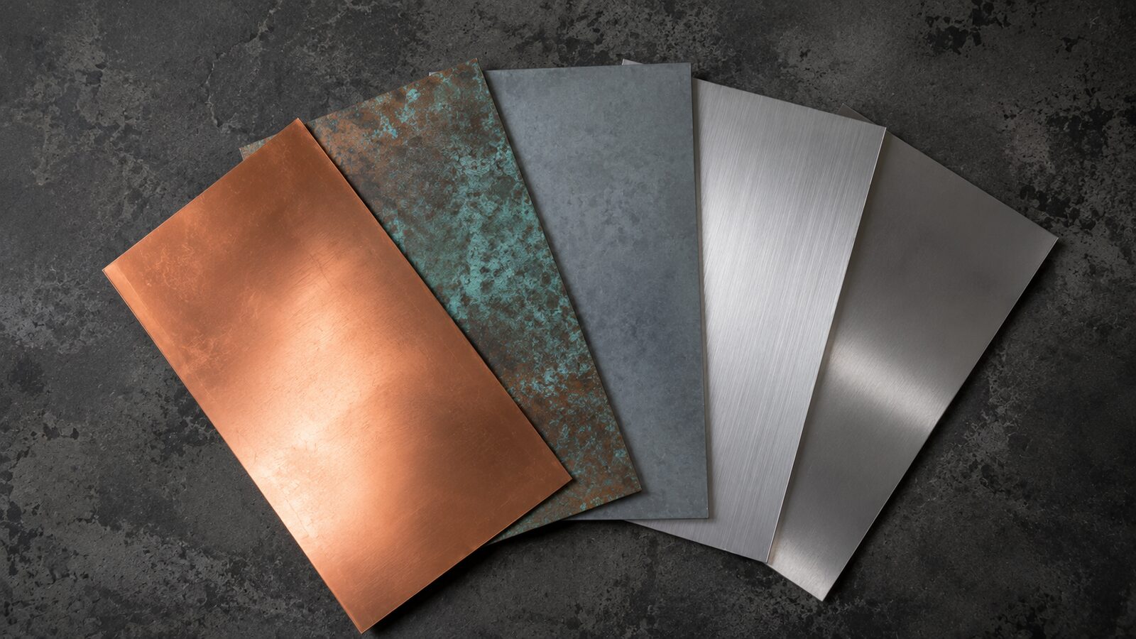 Metallmuster aus Kupfer, Zink und Edelstahl in der Werkstatt